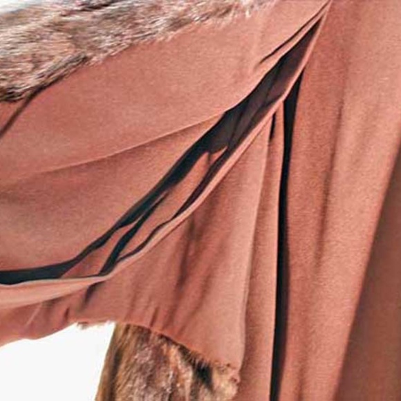 RUSSIAN SQUIRREL CAPE, 1964, EXCELLENT CONDITION, DARK BROWN, ONE SIZE FITS MOST - Picture 3 of 5